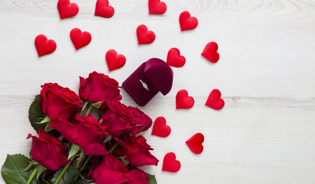Букет красных роз с красными сердечками и коробочкой с кольцом