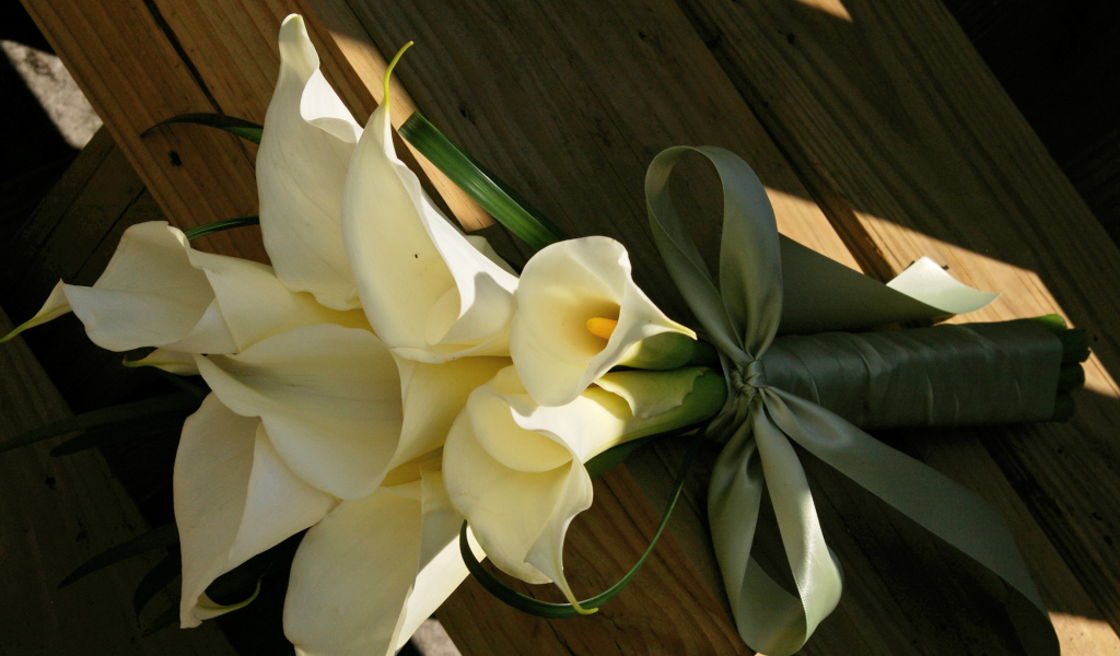Букет белых калл на деревянной лавке