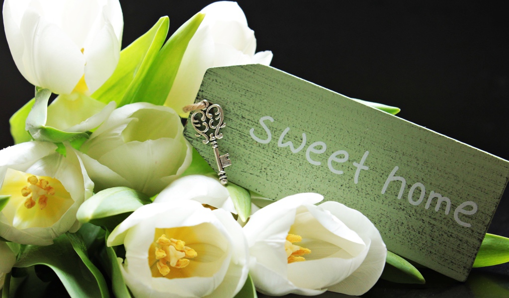 Букет белых тюльпанов с надписью и маленьким ключом