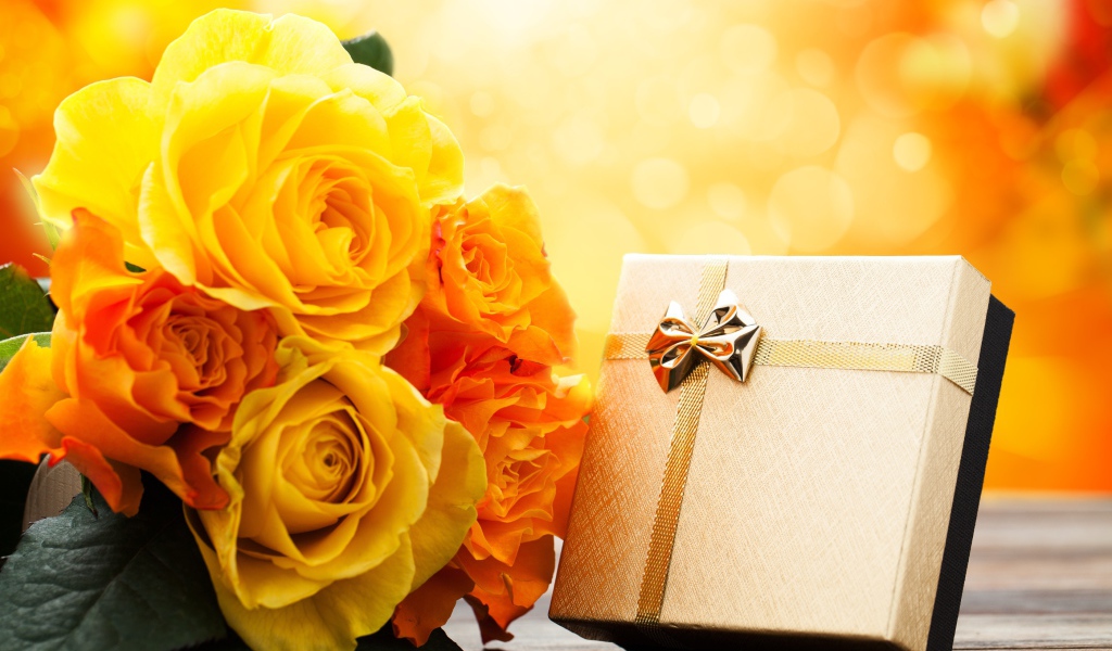 Подарок с букетом желтых роз на столе 