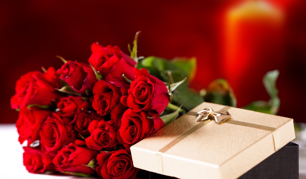 Большой букет красных роз с подарком