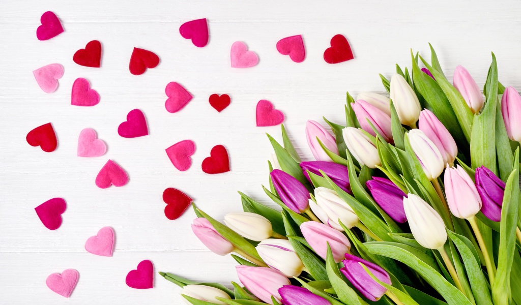 Красивый букет нежных тюльпанов с маленькими сердечками на белом фоне