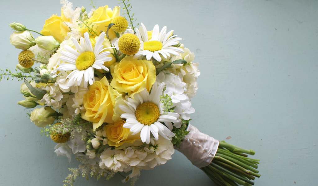 Красивый букет цветов на сером фоне