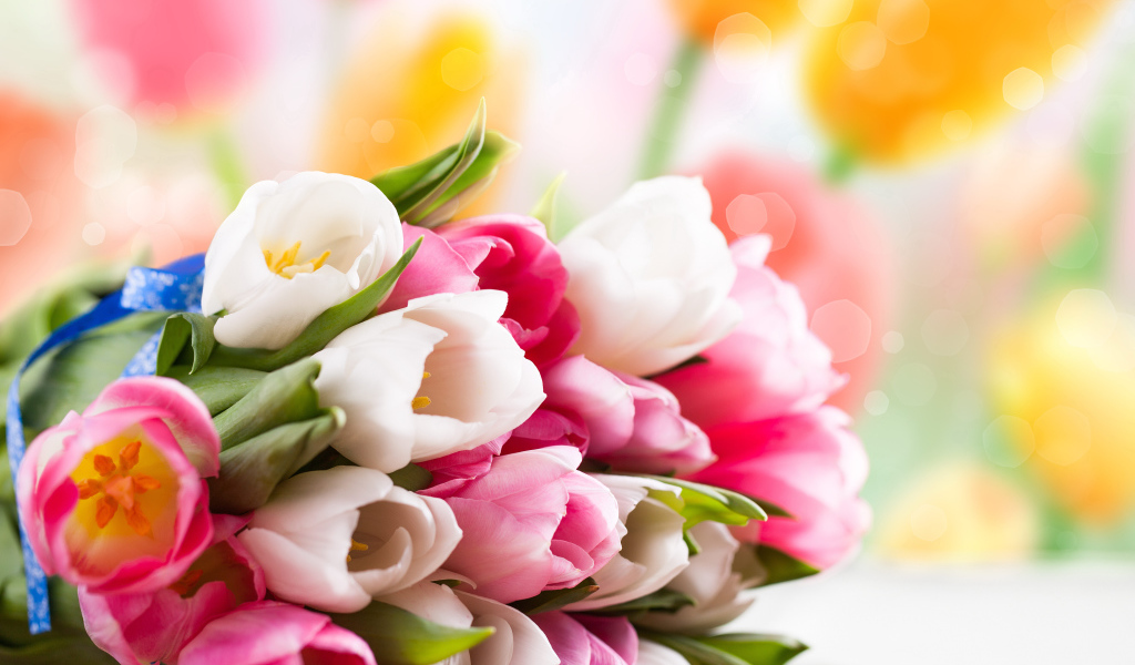 Красивый букет розовых и белых тюльпанов на столе