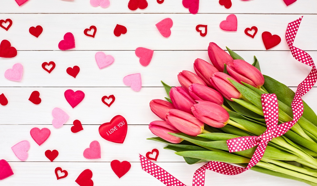 Красивый букет розовых тюльпанов на белом фоне с сердечками и лентой