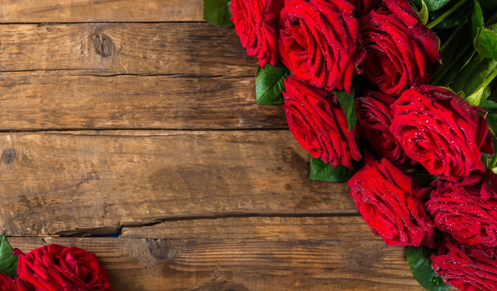 Красивый букет красных роз на деревянном фоне