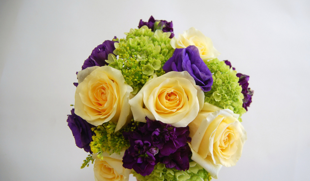 Красивый свадебный букет с розами на сером фоне