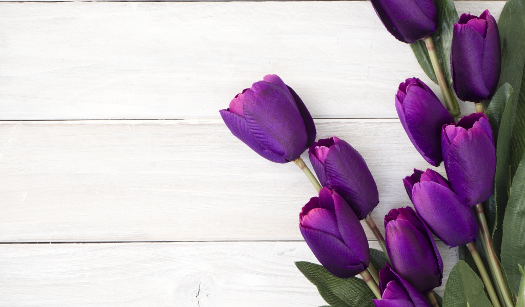 Букет искусственных фиолетовых тюльпанов на деревянном фоне
