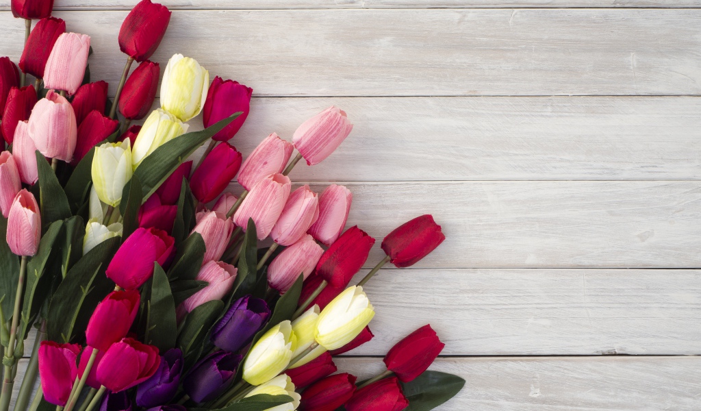 Букет искусственных тюльпанов на серой деревянной поверхности