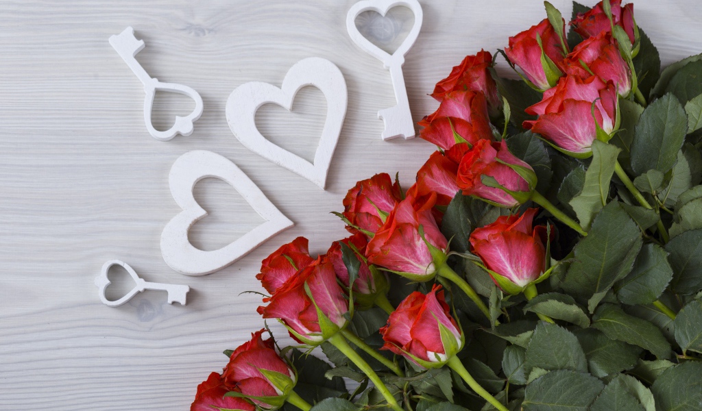 Букет красивых красных роз на серой поверхности с белыми сердечками  