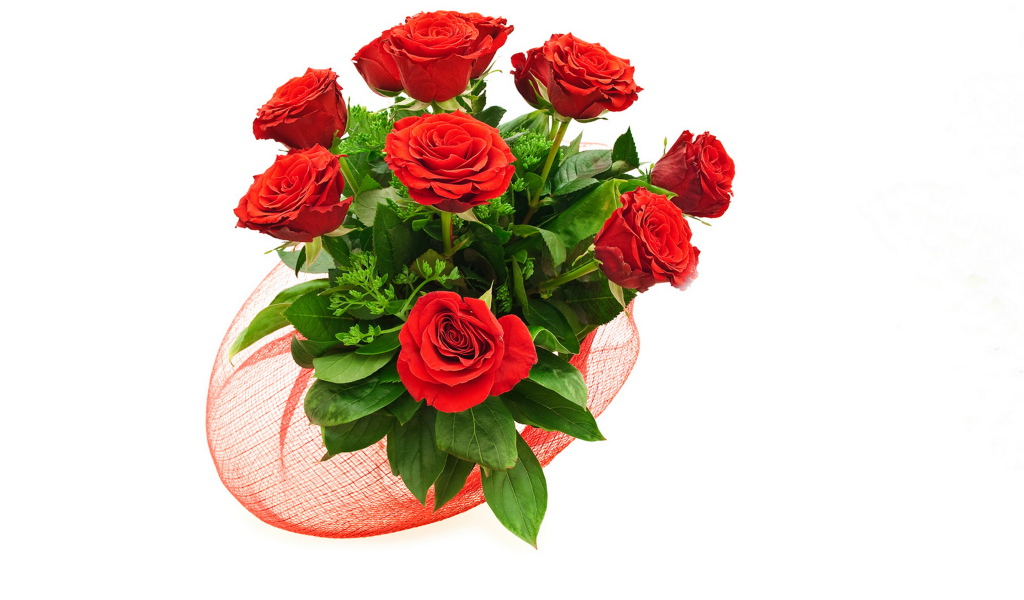 Букет красивых красных роз с зелеными листьями на белом фоне