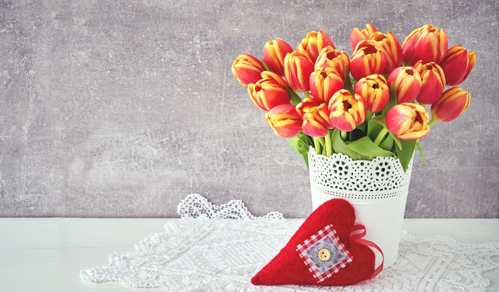 Букет красивых тюльпанов в вазе на сером фоне с сердцем