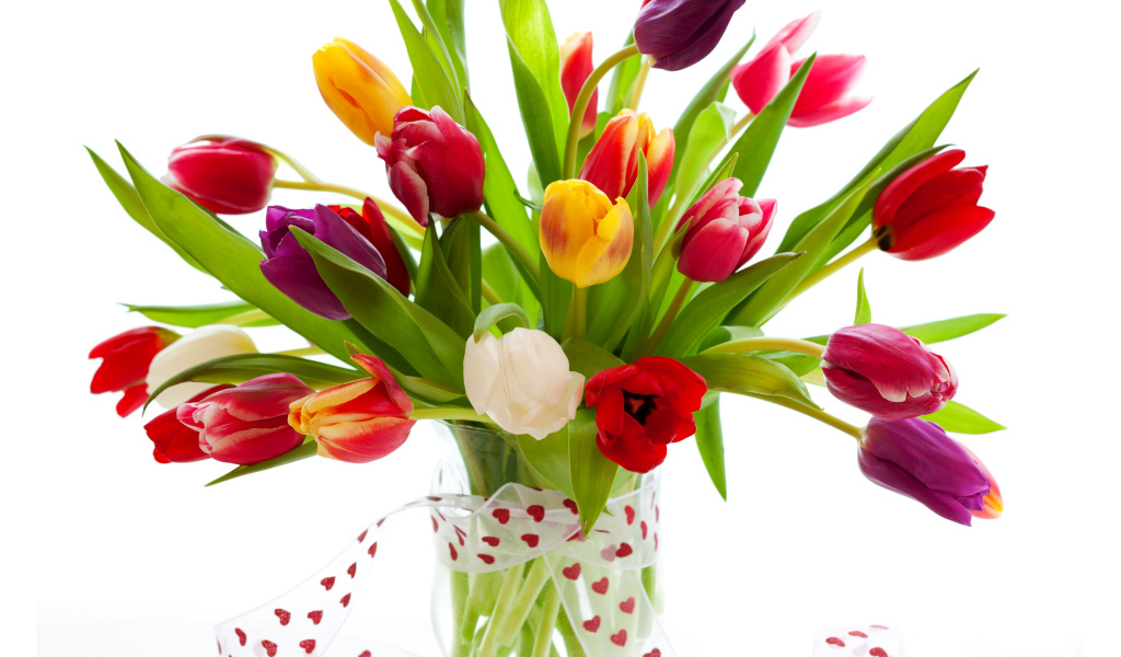 Букет разноцветных тюльпанов в прозрачной вазе с лентой 