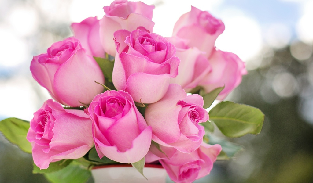 Букет нежных розовых роз в вазе 