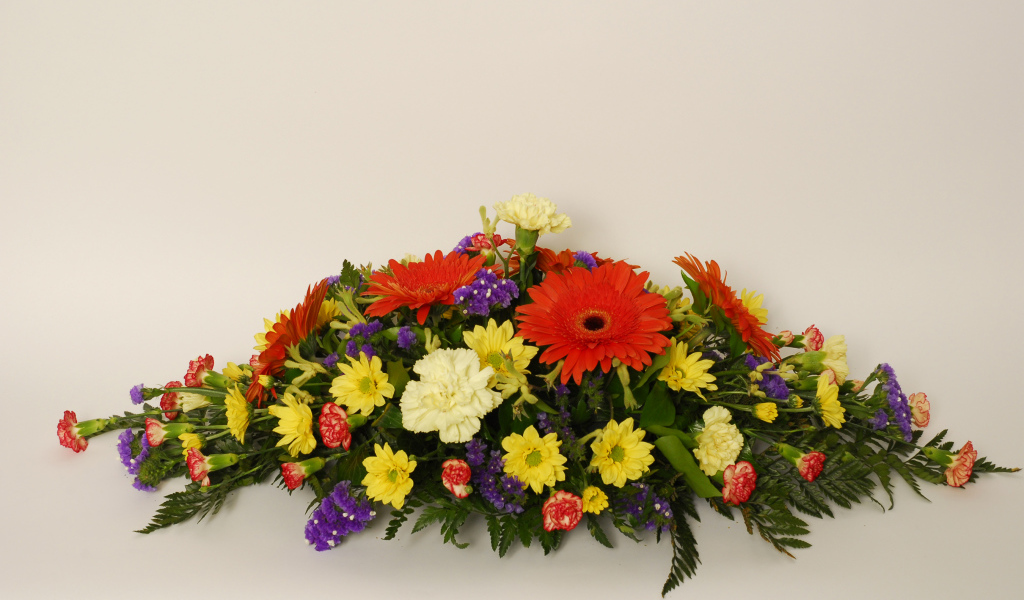 Букет разных разноцветных цветов на сером фоне