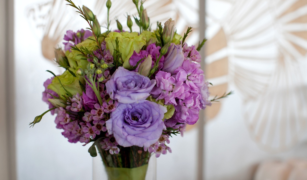 Букет эустомы в вазе крупным планом