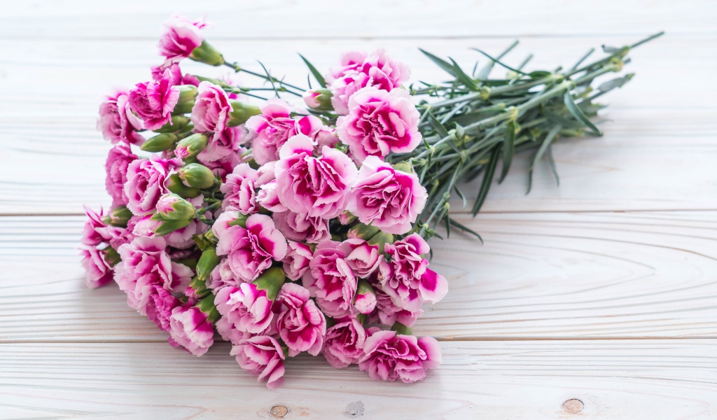 Букет розовых цветов гвоздики на столе