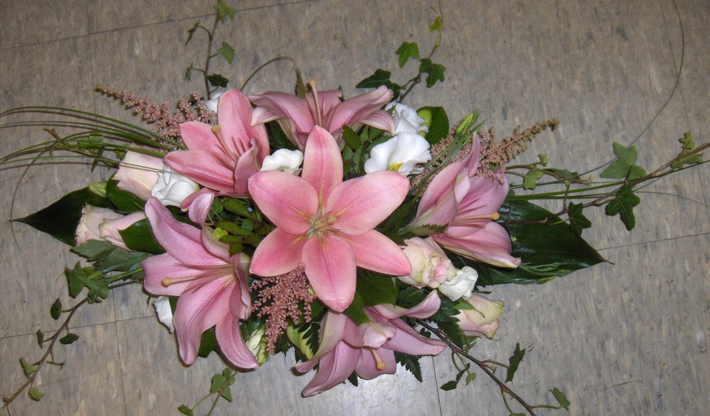 Букет розовых лилий с розами на полу 