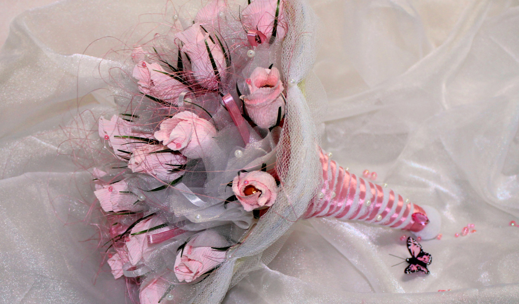 Букет розовых роз из бумаги с конфетами 