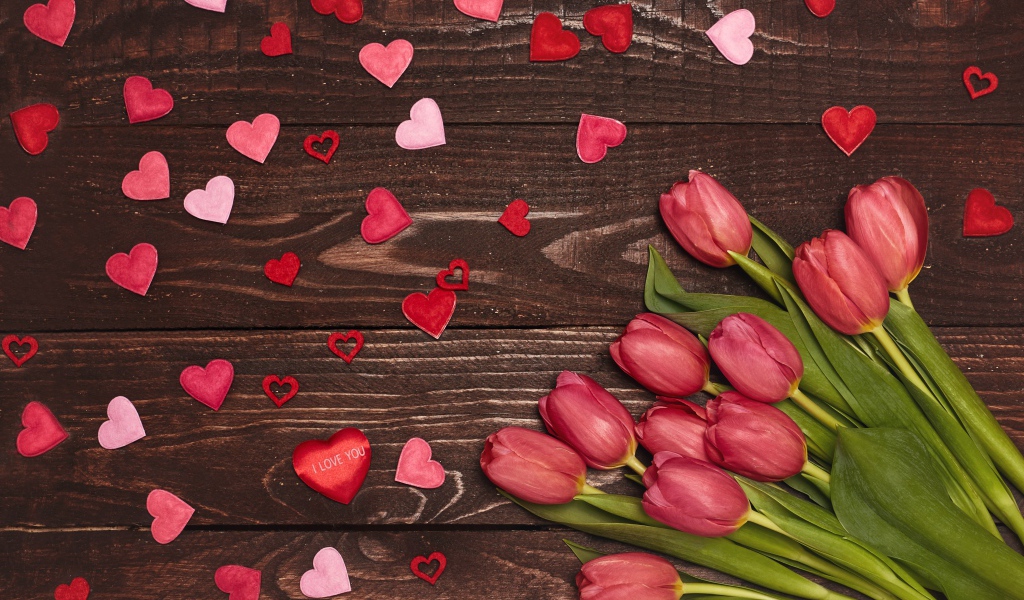 Букет тюльпанов на деревянном фоне с сердечками