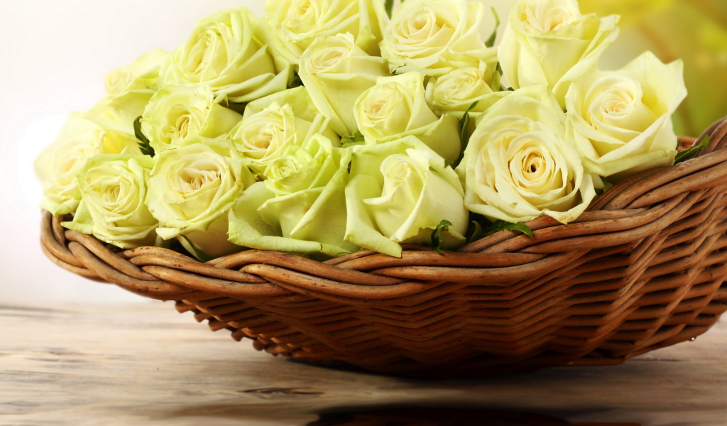 Букет белых роз в плетеной корзине