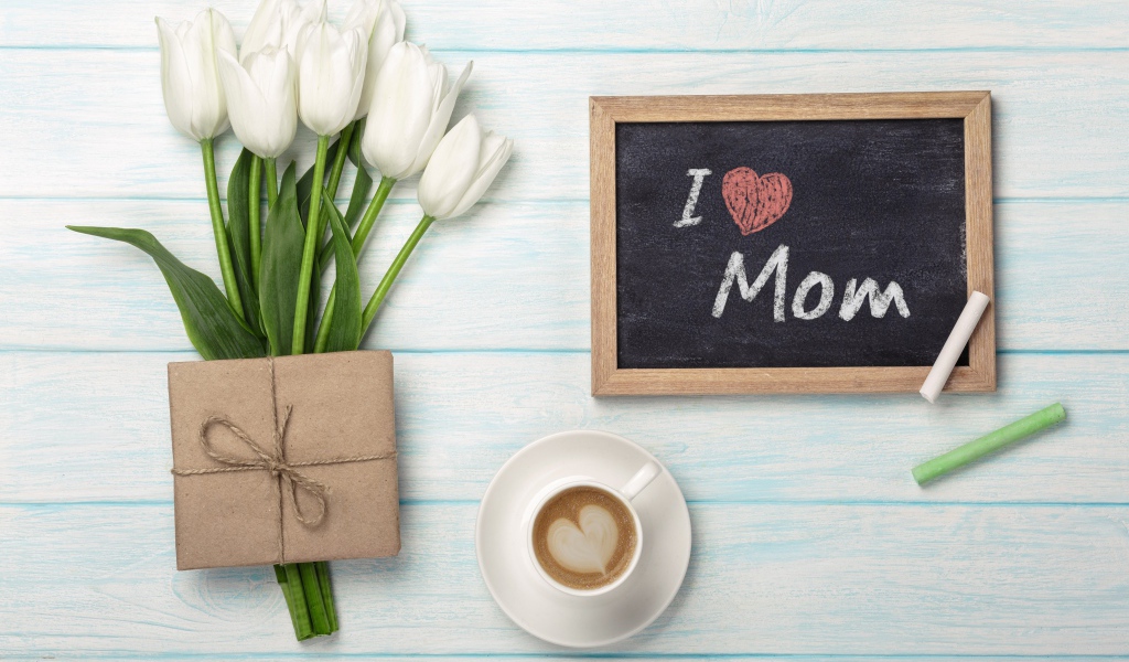 Букет белых тюльпанов, подарок и чашка кофе для мамы 