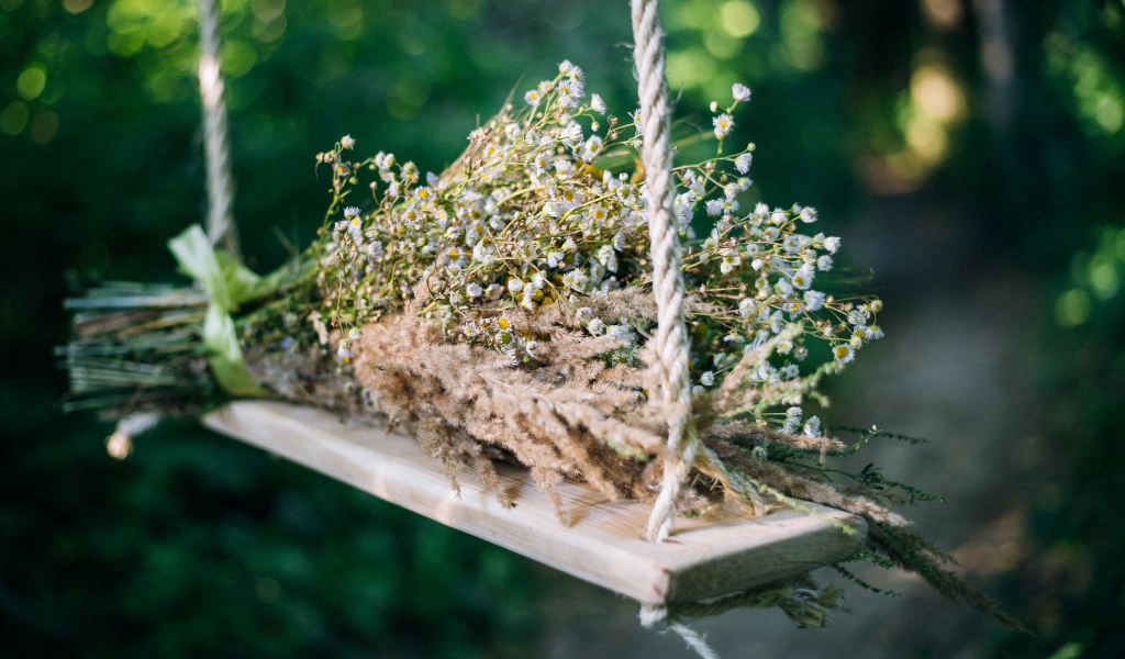 Букет полевых цветов на лежат на качели