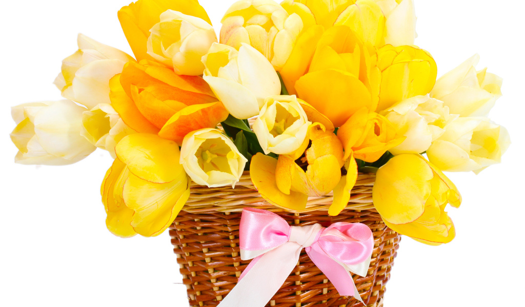 Букет желтых и белых тюльпанов в корзине с розовым бантом на белом фоне