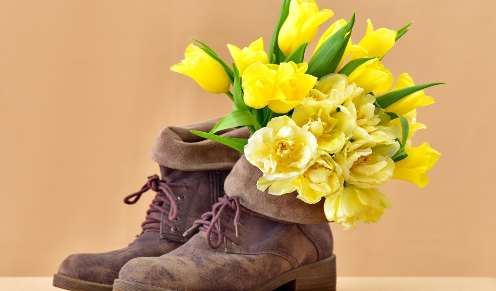 Букет желтых тюльпанов в старых ботинках 