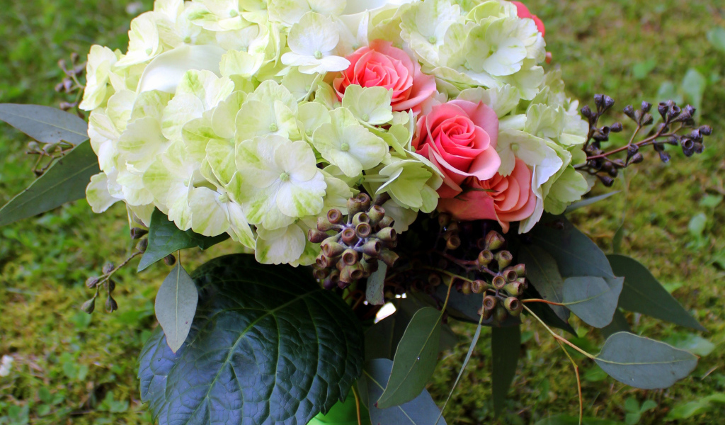 Букет с белыми цветами гортензии и розовыми розами