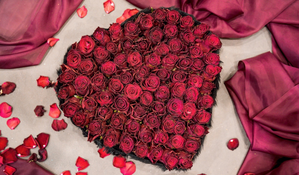 Красные розы в коробке в форме сердца вид сверху