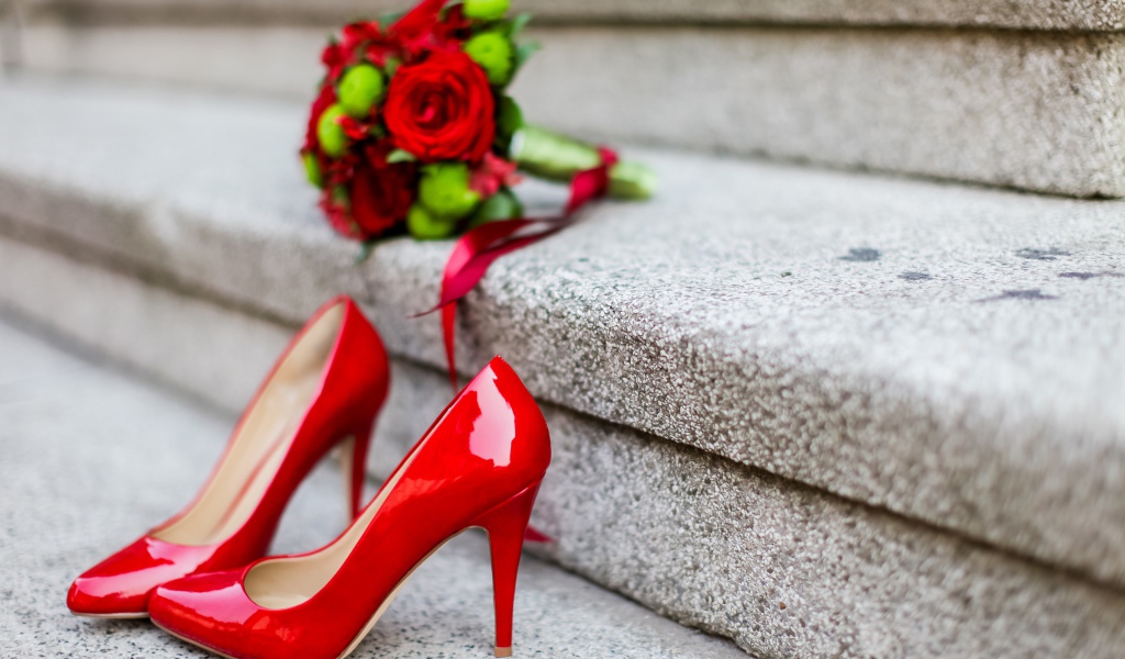 Красные туфли на ступеньках с букетом