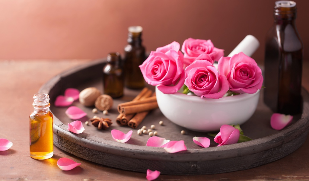 Розы на подносе с корицей и ароматным маслом