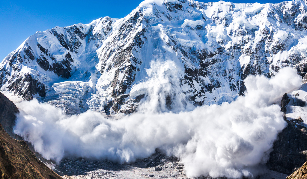 Большая белая лавина сходит с заснеженных Альп