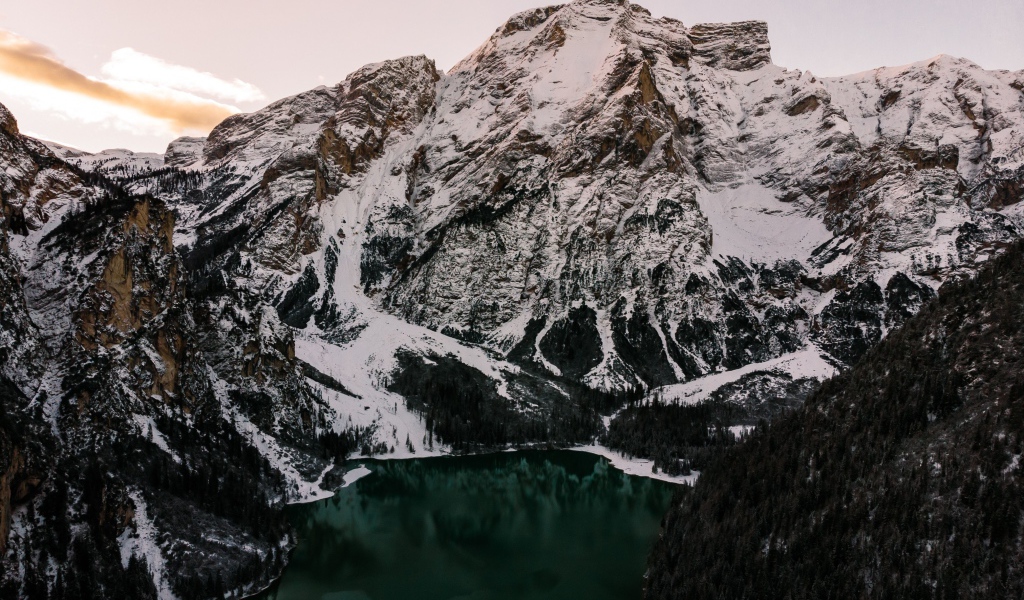 Озеро между заснеженных гор