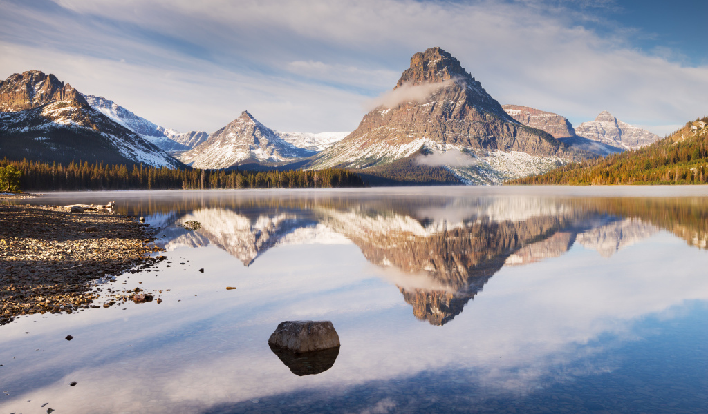 Величественные горы отражаются в прозрачной воде