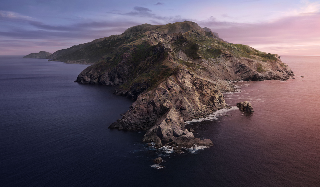 Гора в море под красивым небом, Исландия