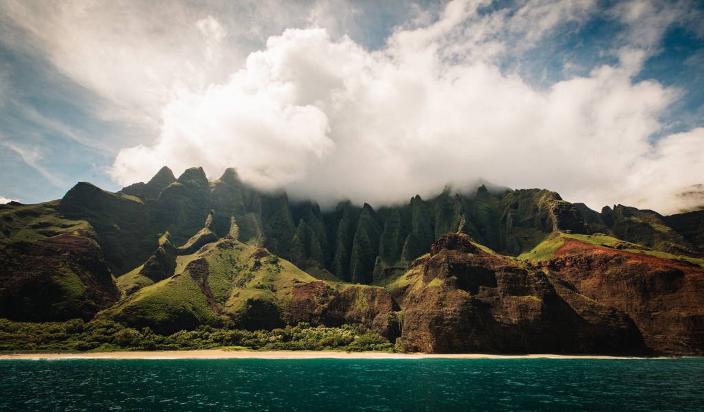 Белые облака окутывают вершину горы у озера
