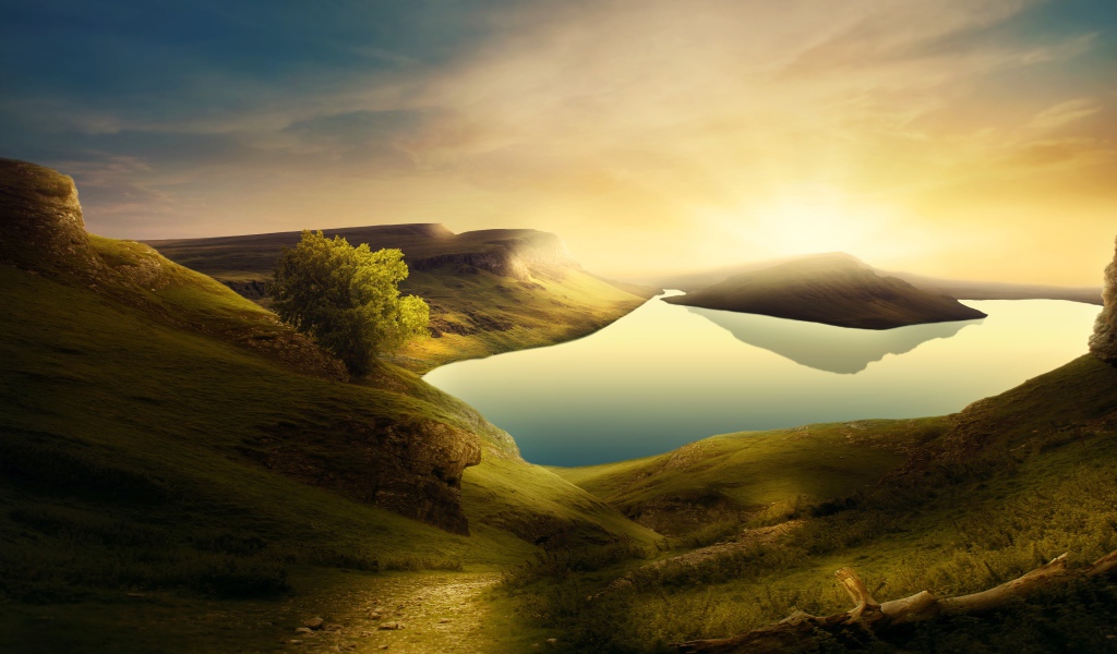 Красивое озеро среди зеленых гор под небом