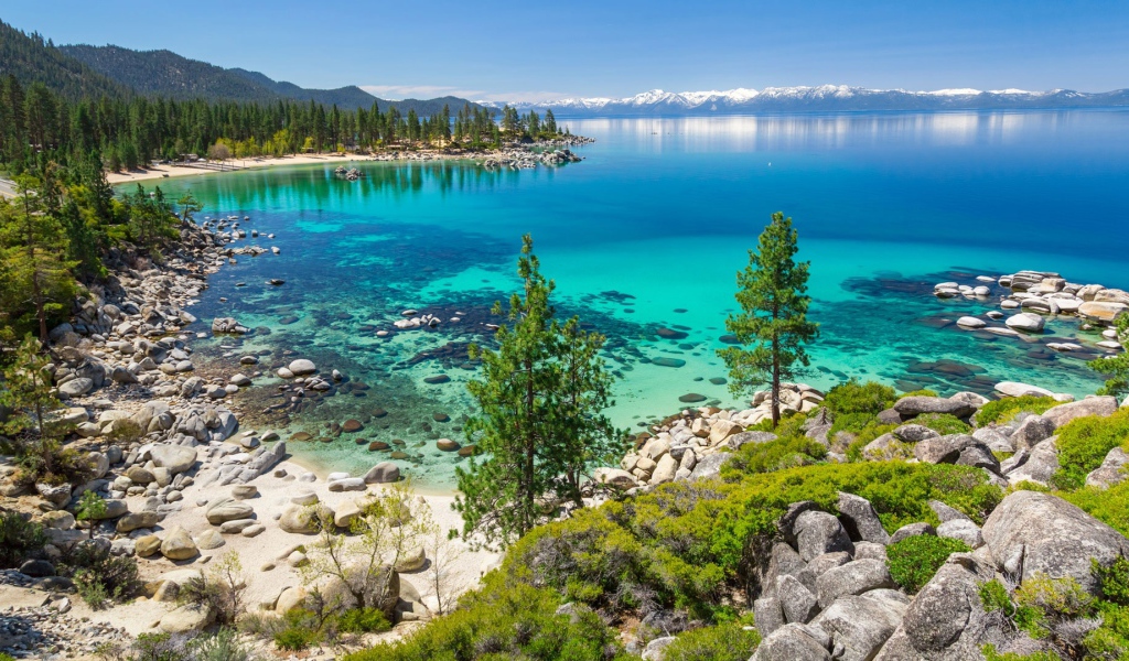 Красивый вид на озеро с голубой водой 