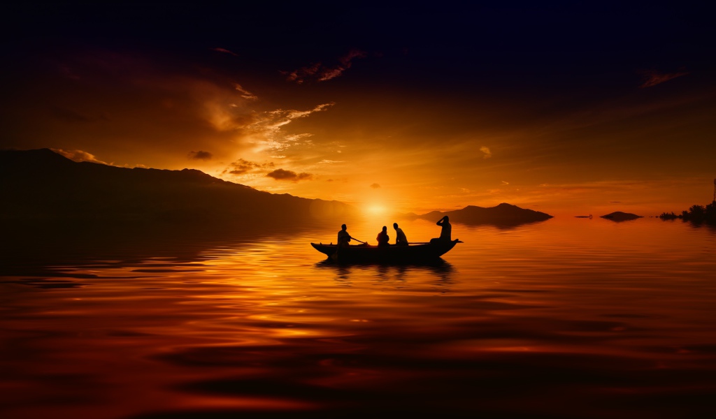 Лодка с людьми на озере на закате