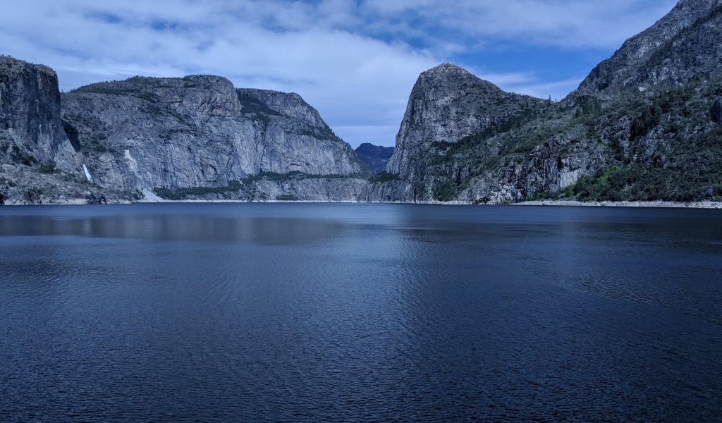 Спокойная вода в озере среди камней 