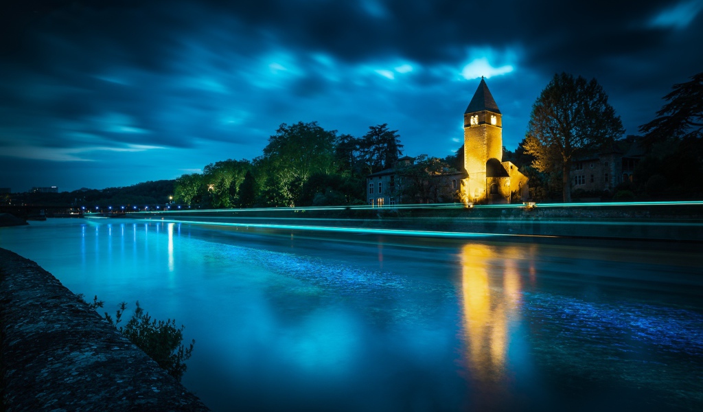 Башня на берегу реки ночью 