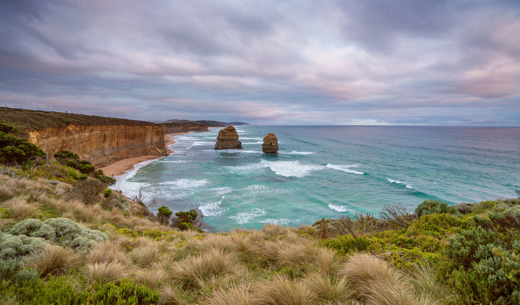 Красивый вид с утеса на морской залив 