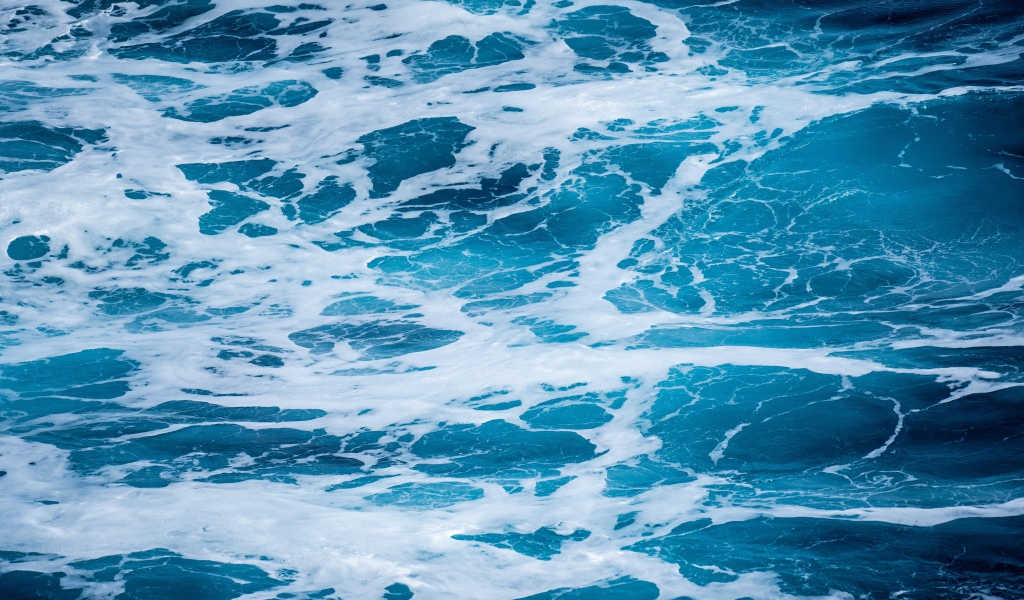 Голубая морская вода с белой пеной