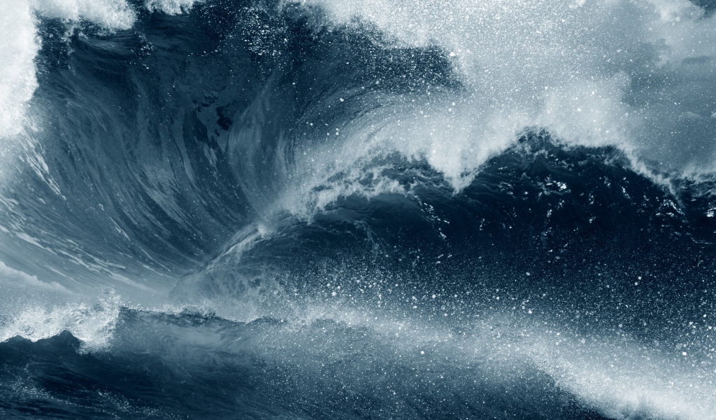 Высокая морская волна с белой пеной