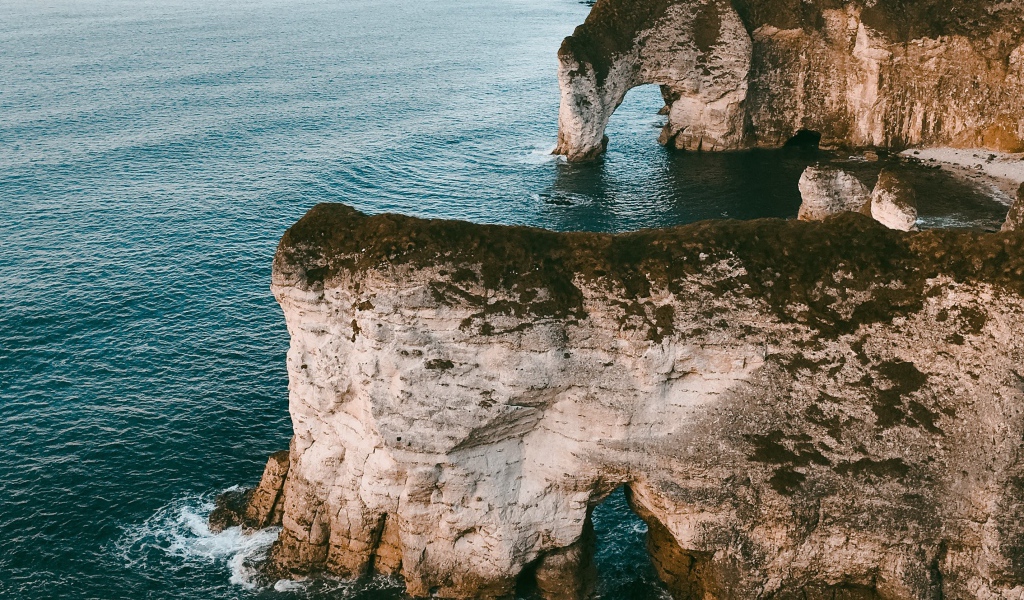 Каменные утесы с арками в океане 