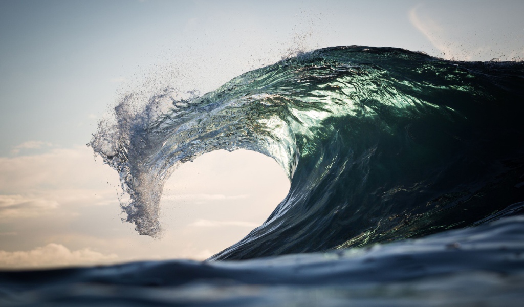 Белая волна поднимается в море