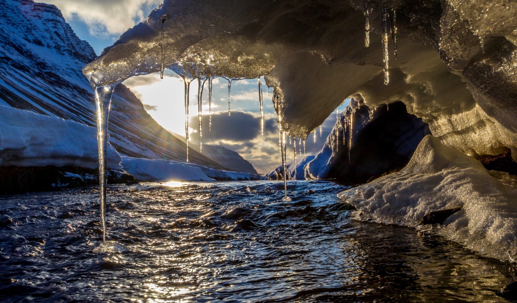 Тающие ледники на реке под ярким весенним солнцем