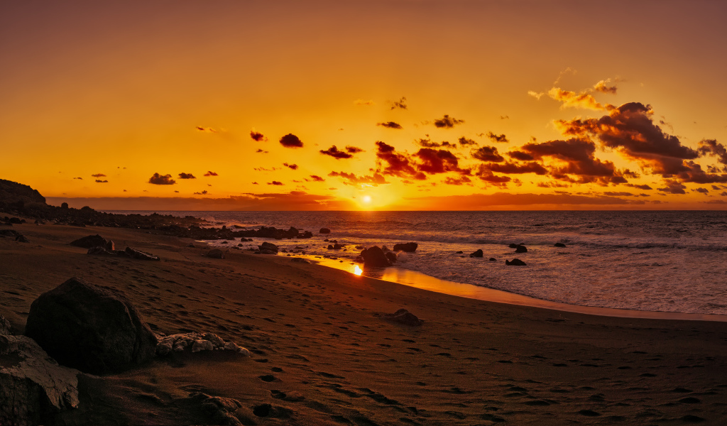 Красивый закат в небе над  океаном